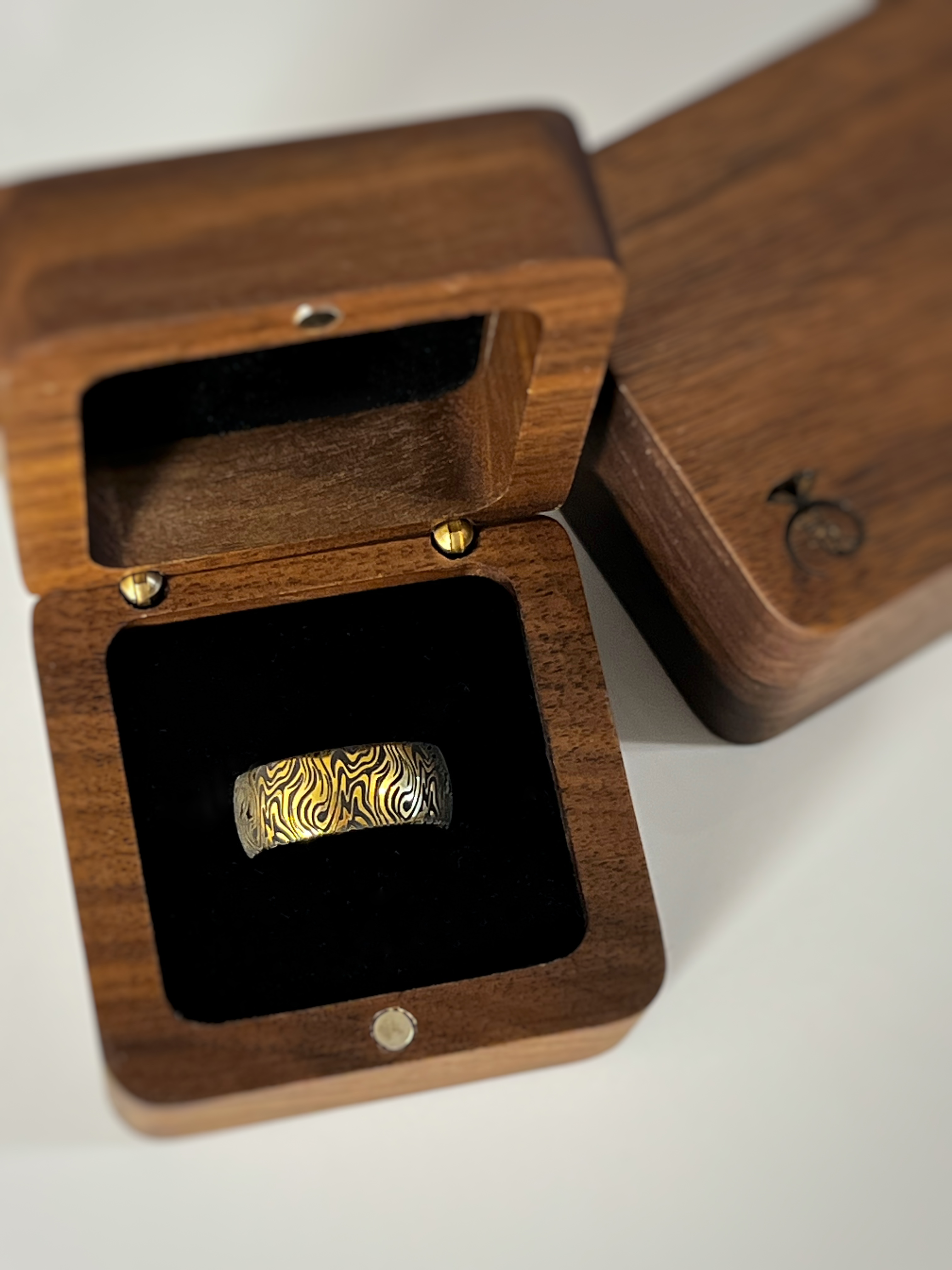 Goldener Mokume Majestät | Wolframring mit goldener Veredelung
