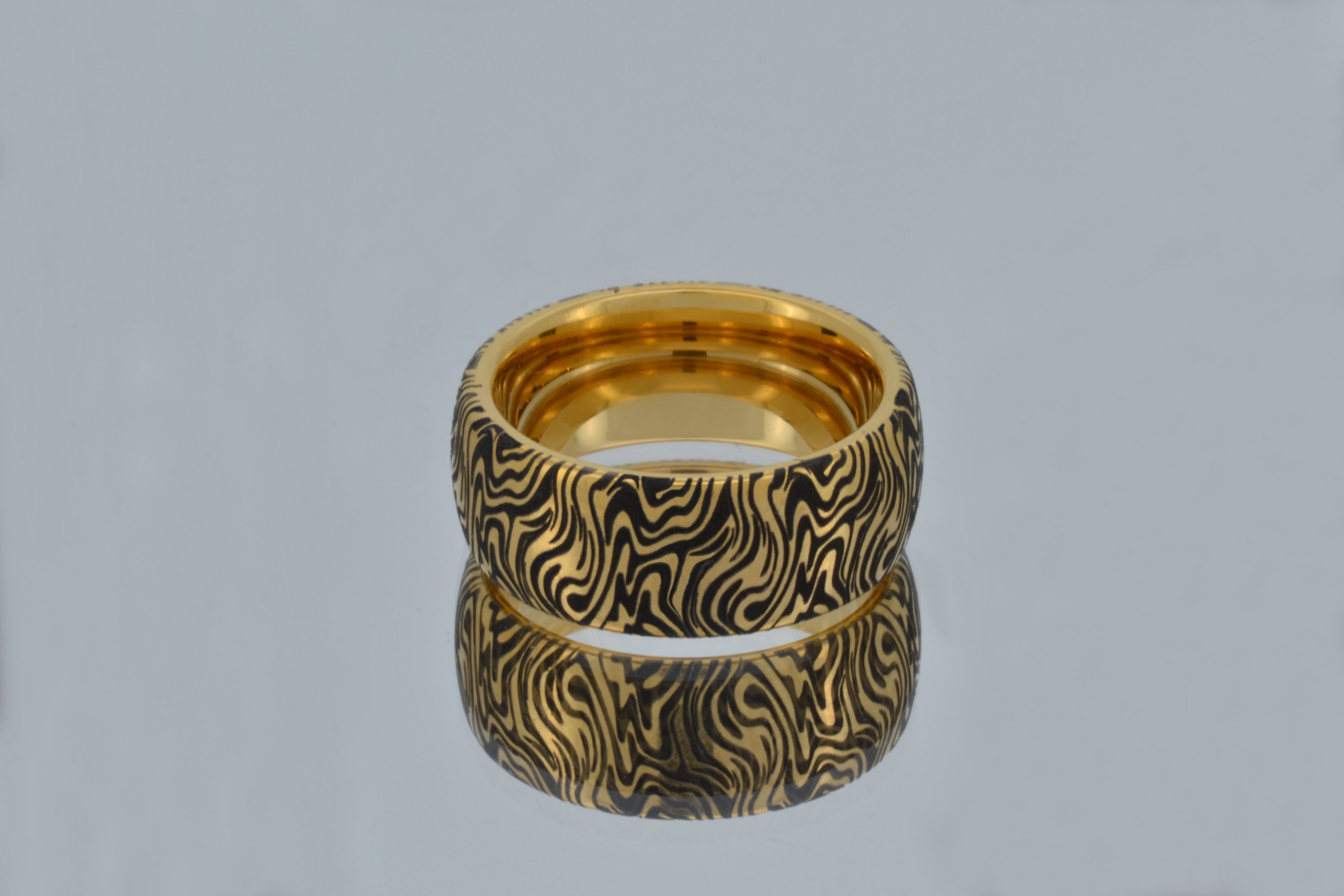 Goldener Mokume Majestät | Wolframring mit goldener Veredelung