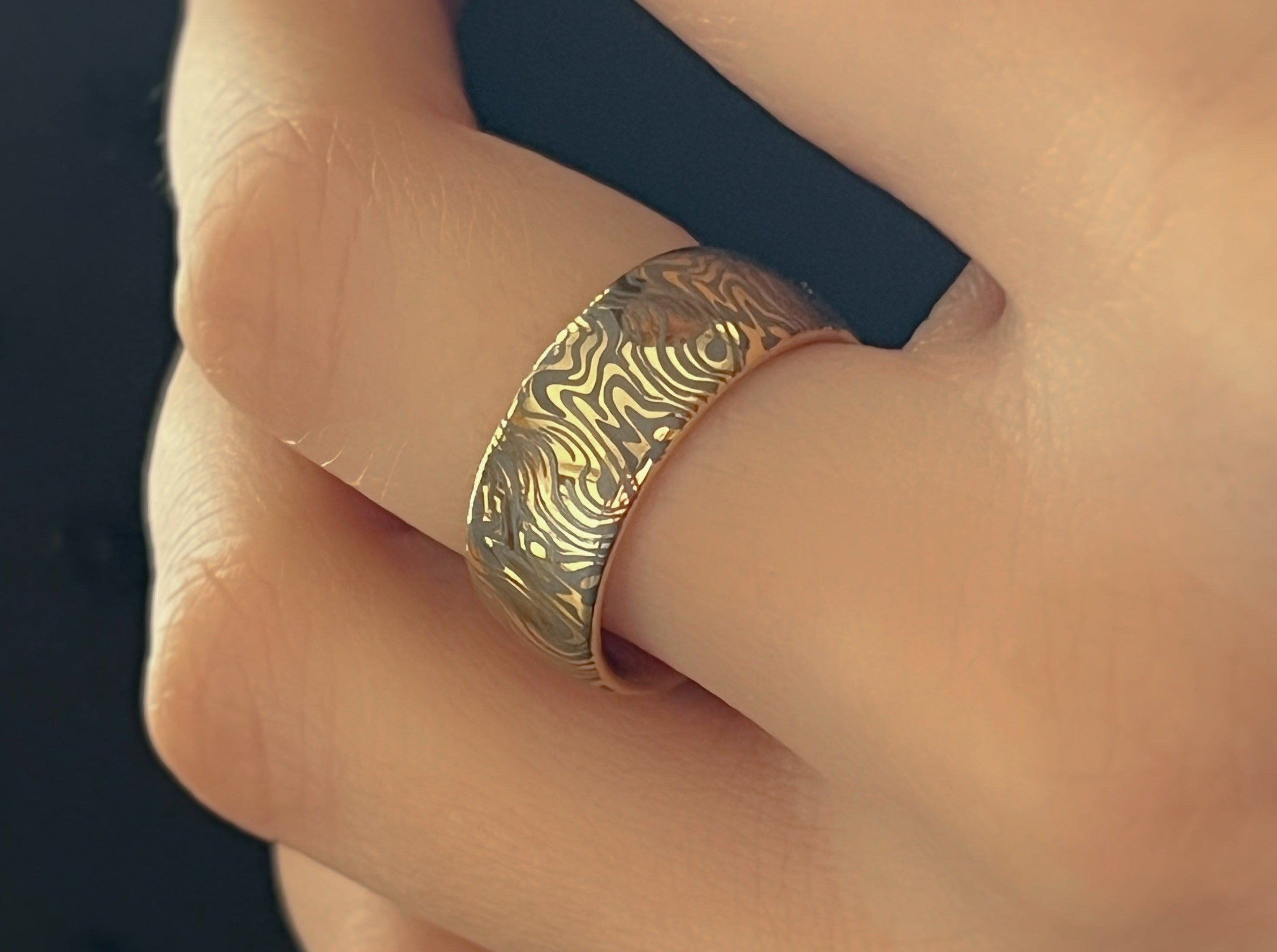 Goldener Mokume Majestät | Wolframring mit goldener Veredelung