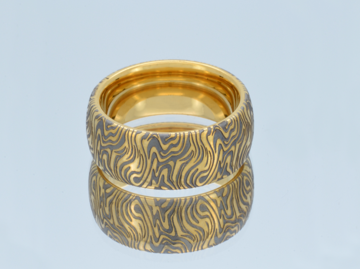 Goldener Mokume Majestät | Wolframring mit goldener Veredelung