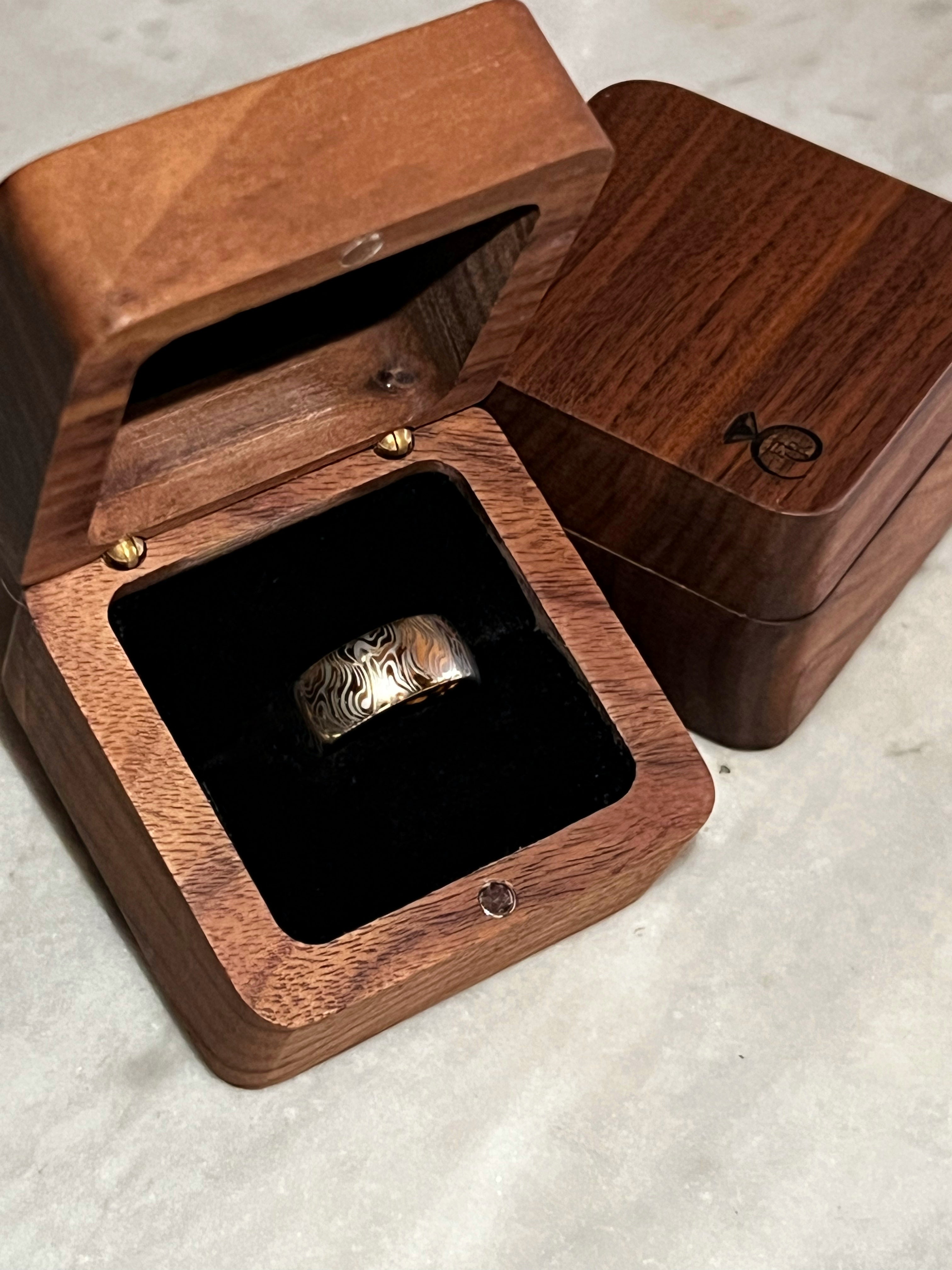 Goldener Mokume Majestät | Wolframring mit goldener Veredelung