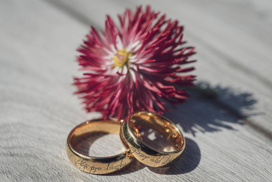 Bague avec inscription holographique