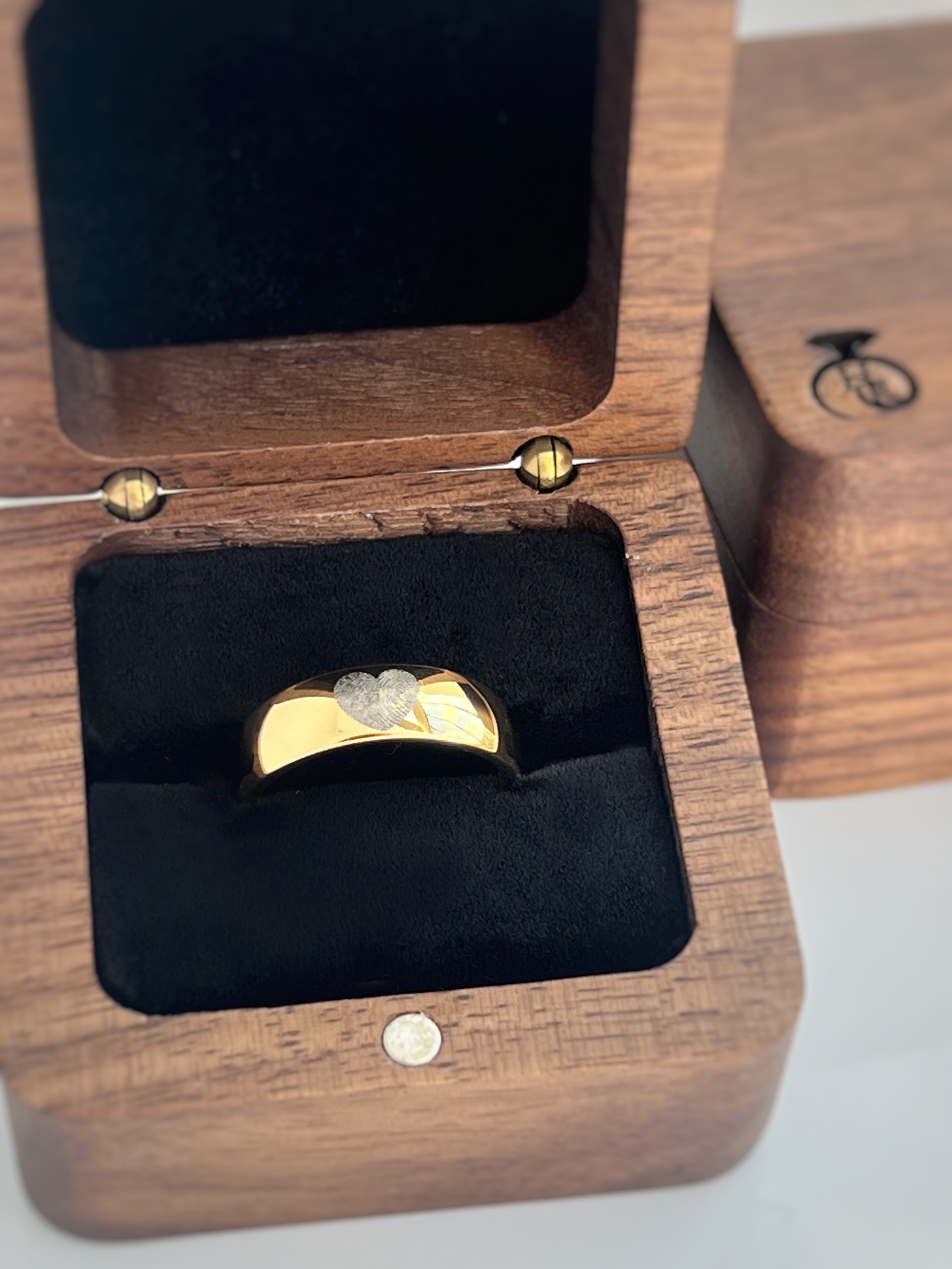 Ewiger Abdruck – Herz | Wolframring mit goldener Veredelung