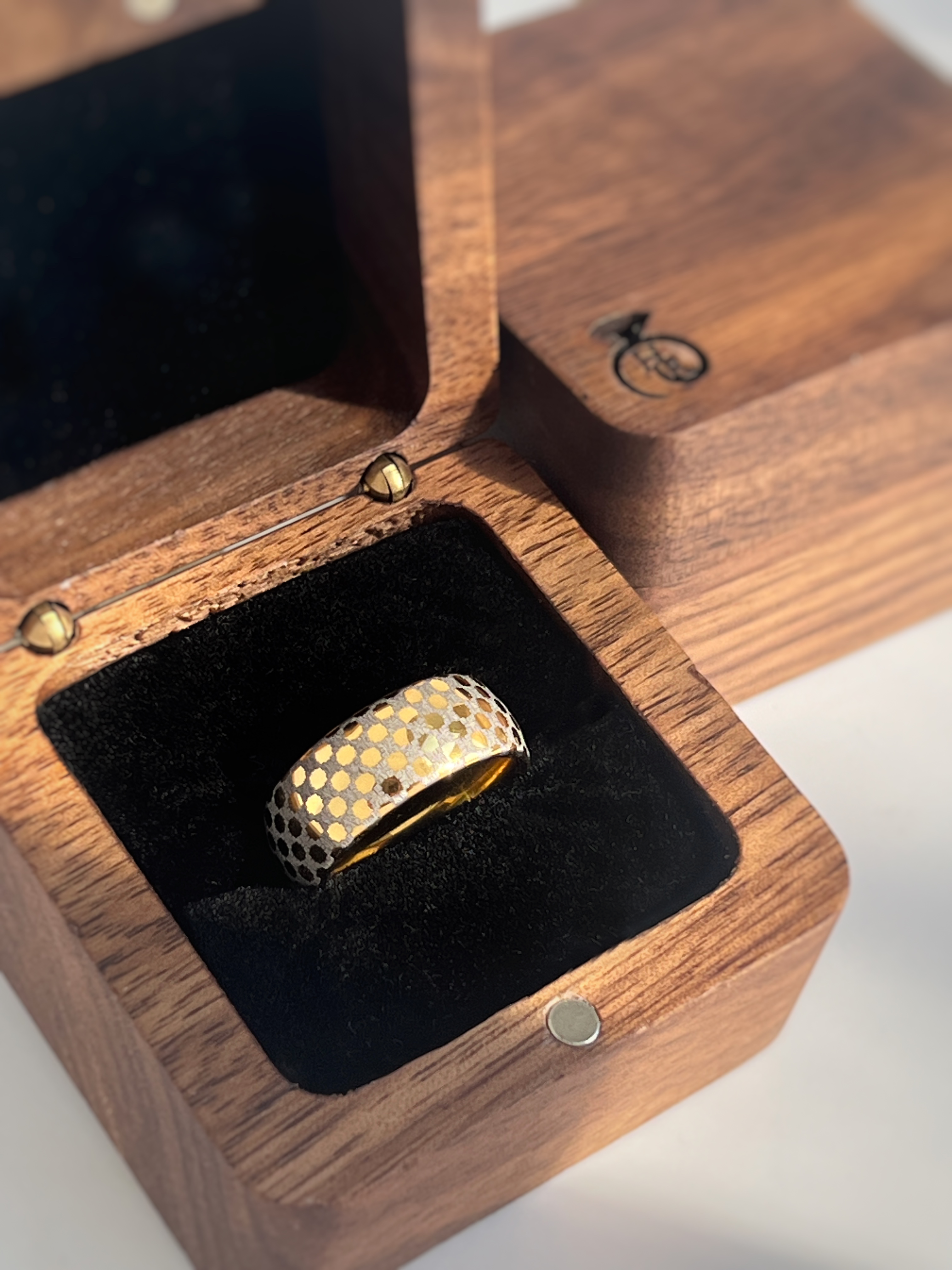 Himmlisches Gitter | Wolframring mit goldener Veredelung