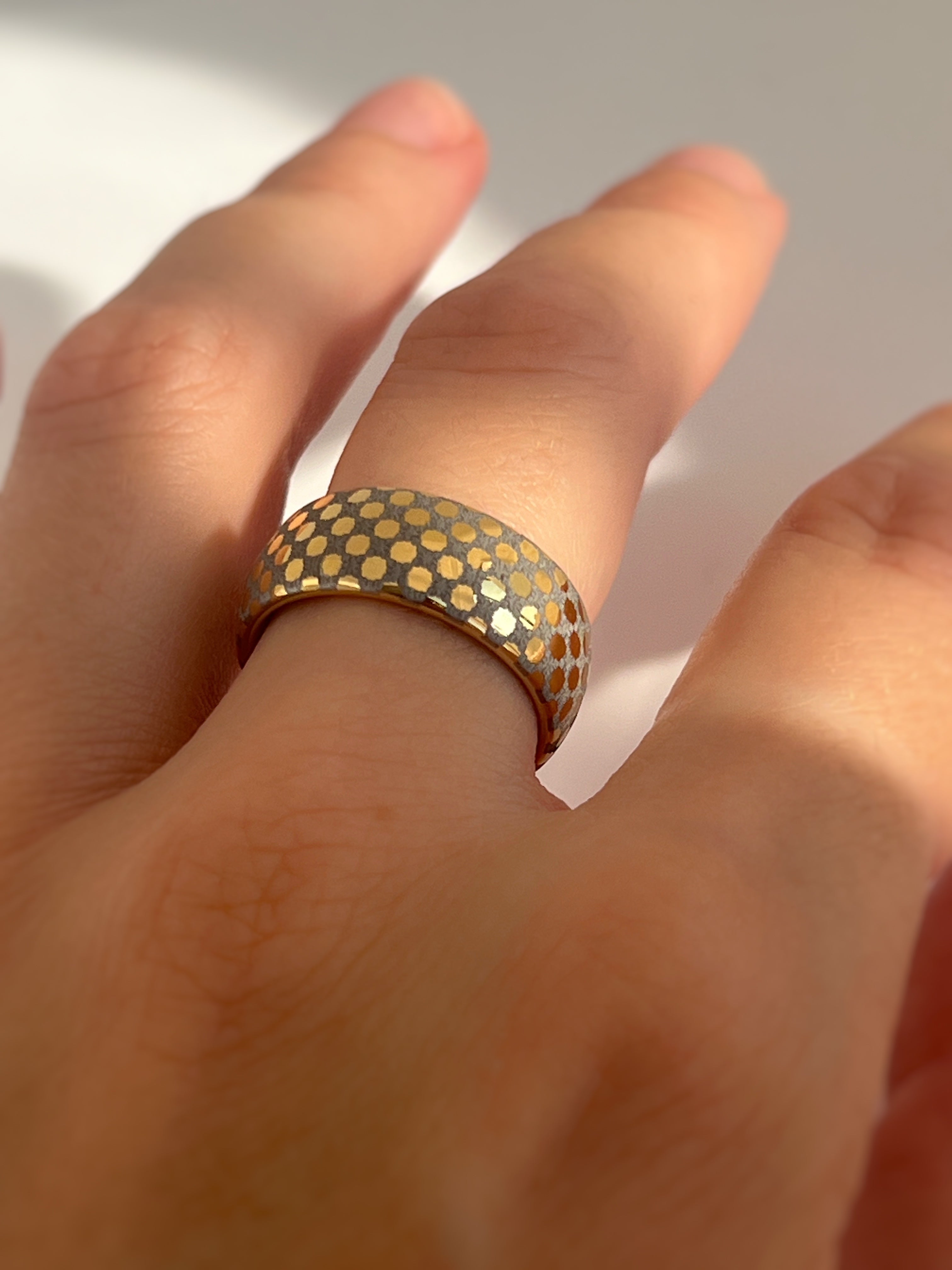 Himmlisches Gitter | Wolframring mit goldener Veredelung