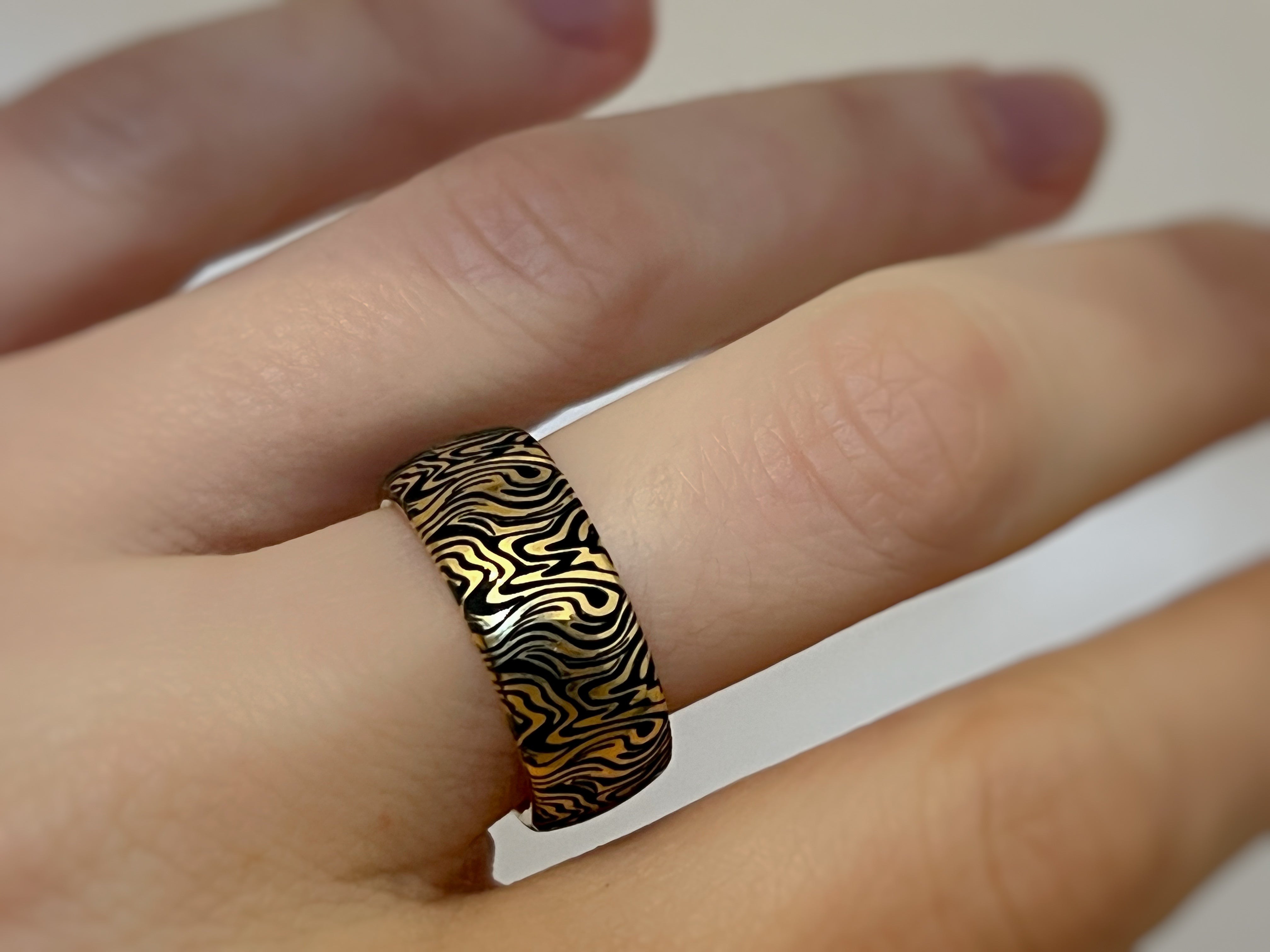 Goldener Mokume Majestät | Wolframring mit goldener Veredelung