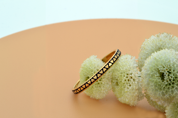 Slim gold-tone HoloRing with a heart pattern among white flowers