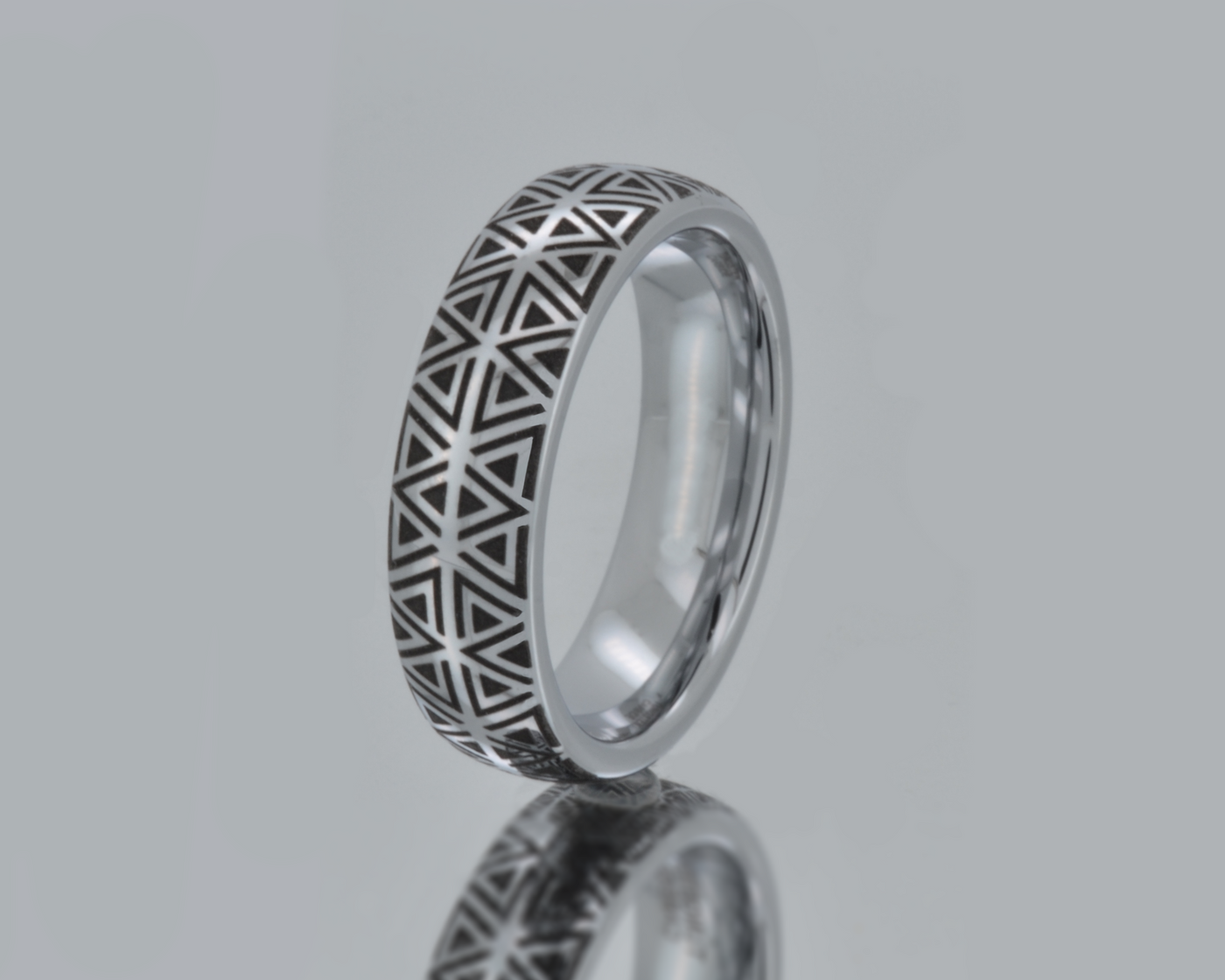 HoloRing with a geometric laser-engraved design