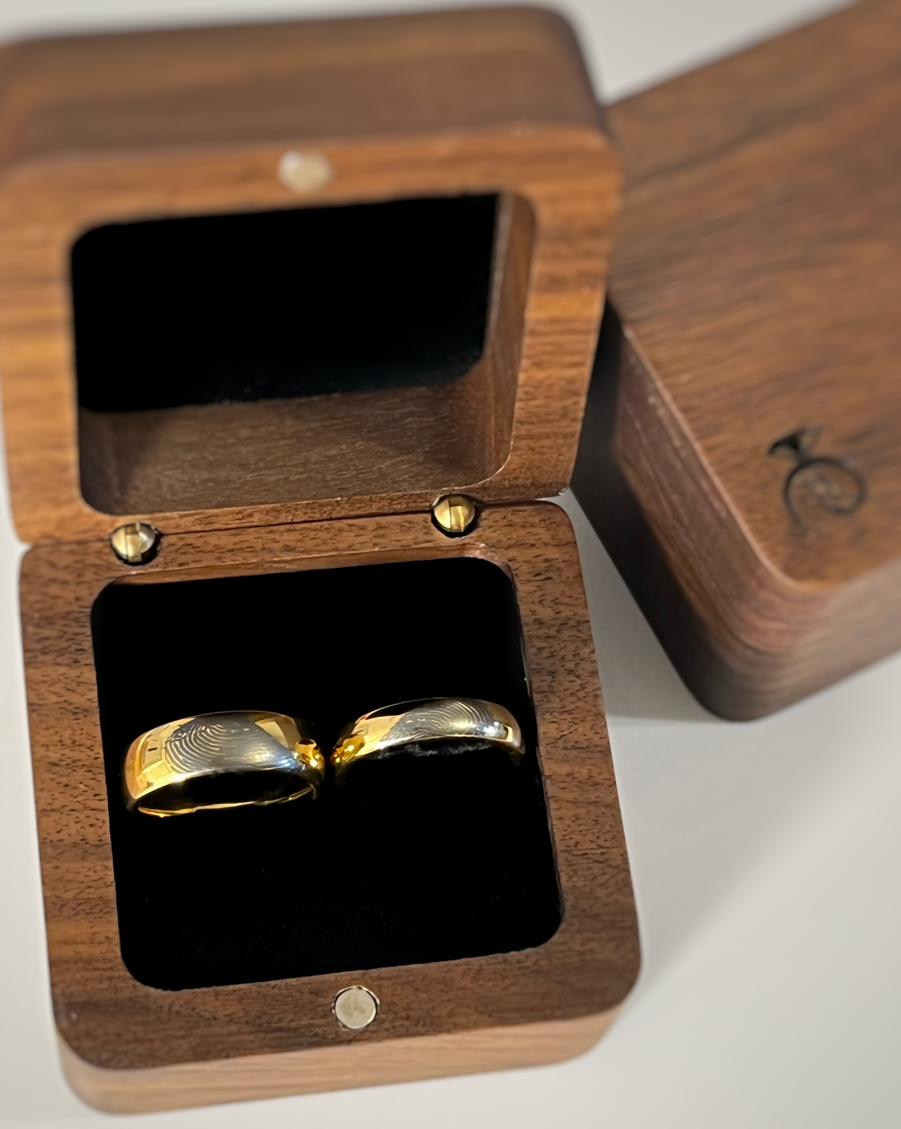 real fingerprint wedding band set, couples wedding ring set with unique laser engraving of actual fingerprint, anniversary engagement yellow gold tungsten ring set, mother baby ethernal love commitment, best firend partner gift for him and her in elegant wooden gift box