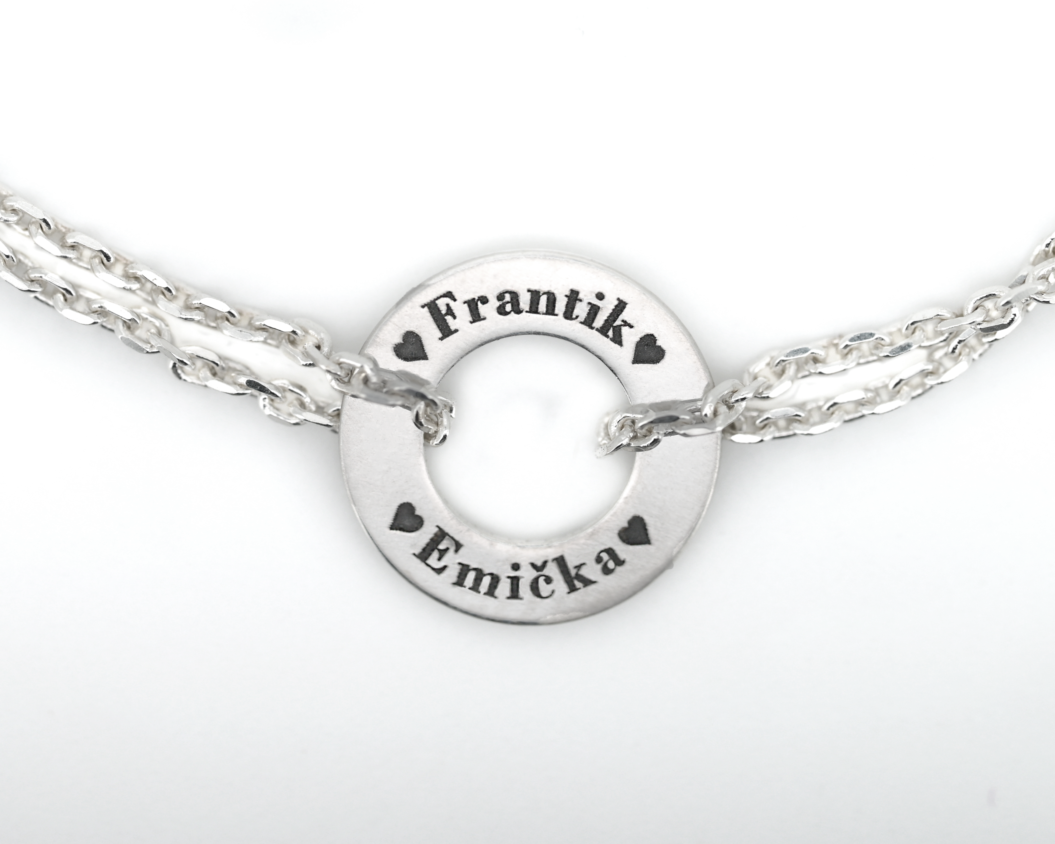 Silver bracelet with circle pedant with engraved names of your loved ones