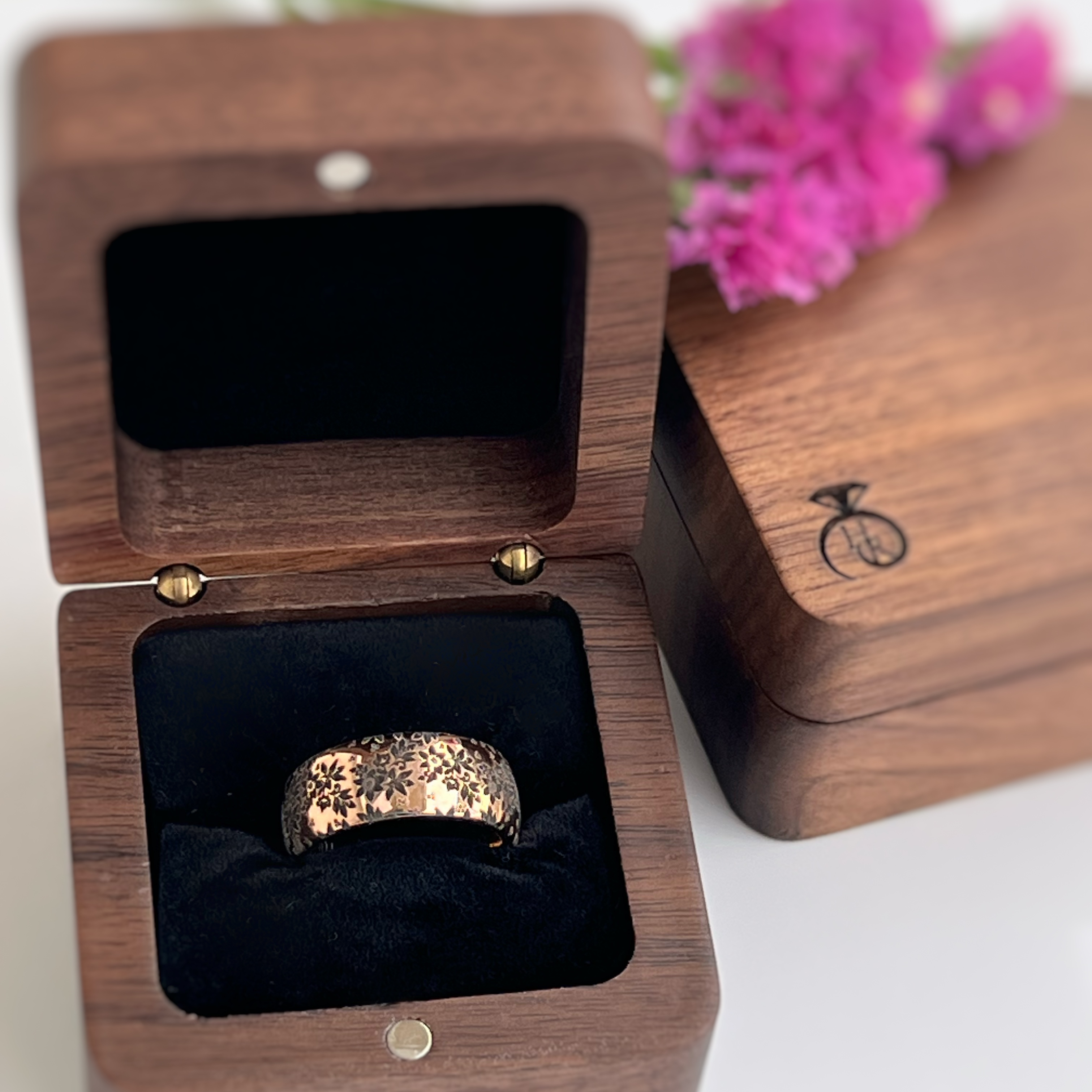 Elegant rose gold tungsten ring with unique nature inspired floral engraving, plant pattern. Luxury anniversary wedding band for special occasion or engagement. Luxury promise ring for friend, girlfriend, mother, mom or granny. Ideal original personalized present for her and him.