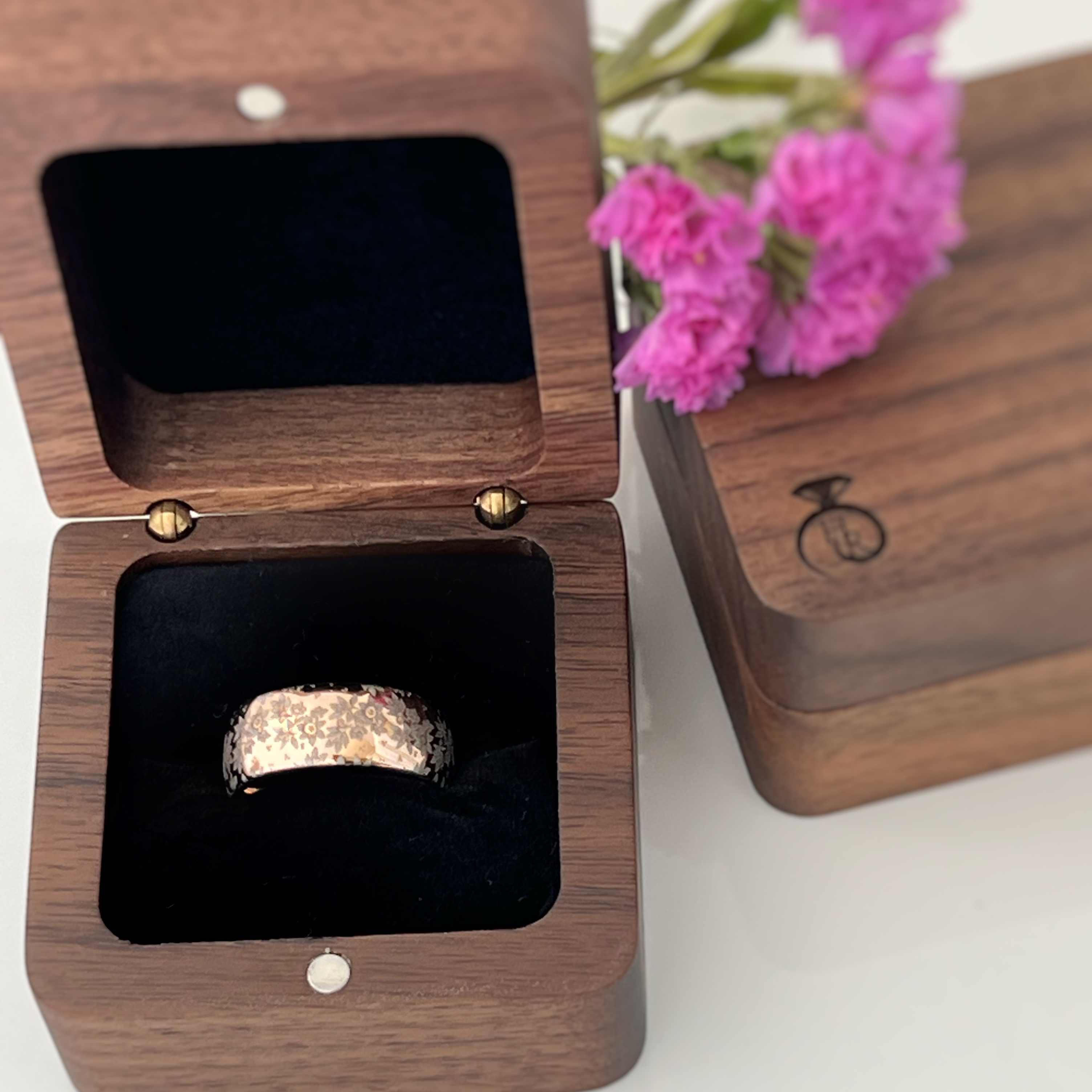 Elegant rose gold tungsten ring with unique nature inspired floral engraving, plant pattern. Luxury anniversary wedding band for special occasion or engagement. Luxury promise ring for friend, girlfriend, mother, mom or granny. Ideal original personalized present for her and him.