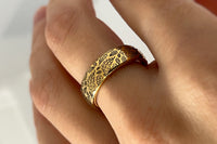 Elegant gold ring with intricate oak leaf engraving. This tungsten ring features a detailed oak leaf pattern that symbolizes strength and endurance. Perfect as a unique wedding band or stylish everyday accessory. High-quality craftsmanship combined with the durability of tungsten and the timeless appeal of gold. On hand