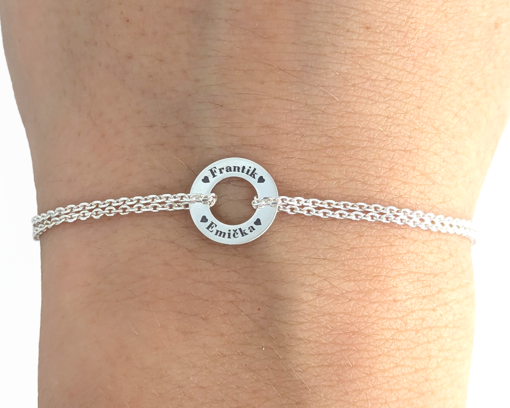 Silver bracelet with circle pedant with engraved names of your loved ones