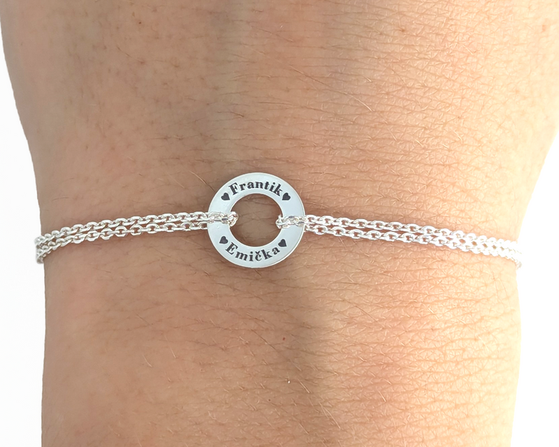 Silver bracelet with circle pedant with engraved names of your loved ones