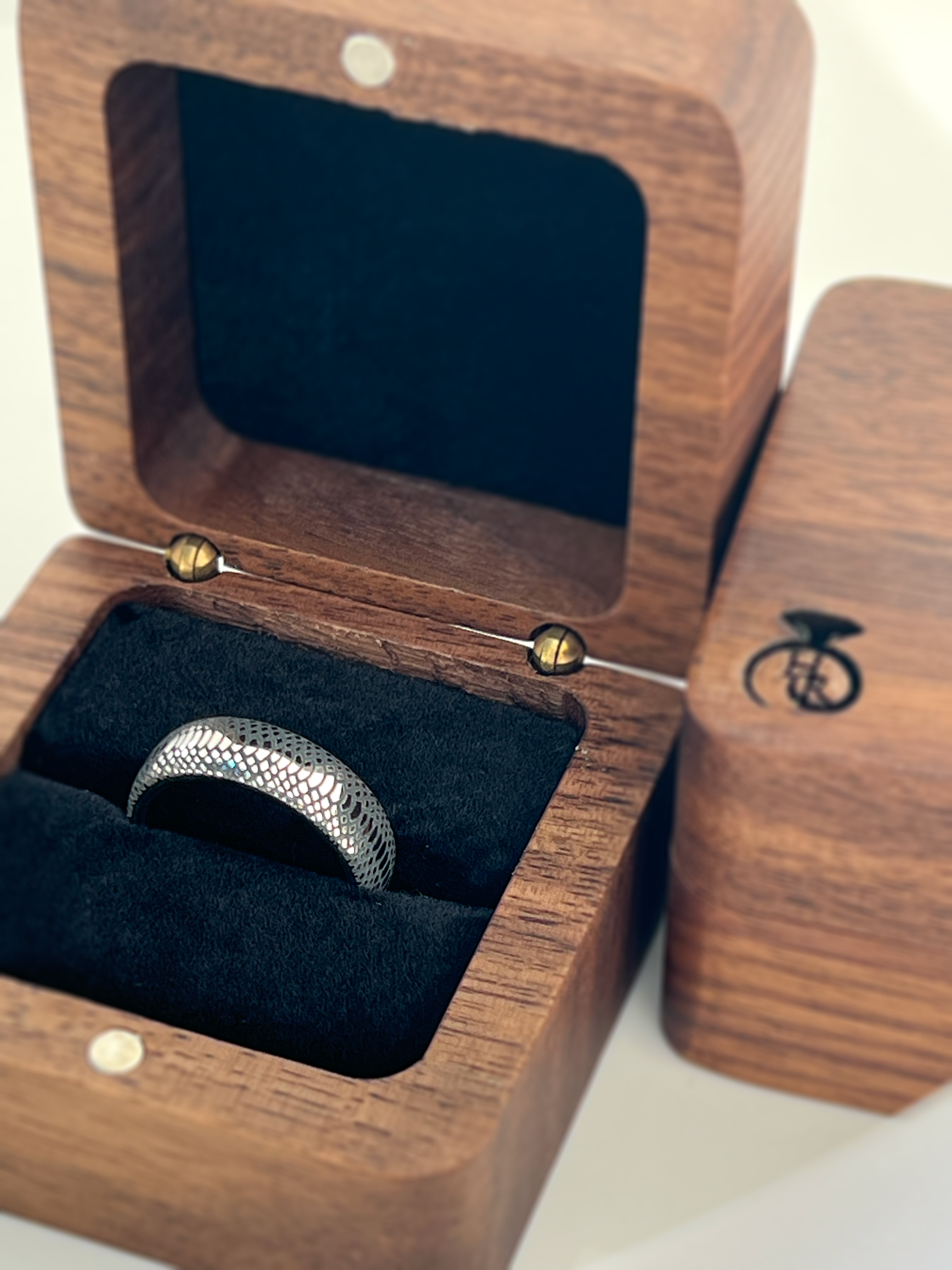 Serpente Eterno Black | White Gold Tungsten Ring